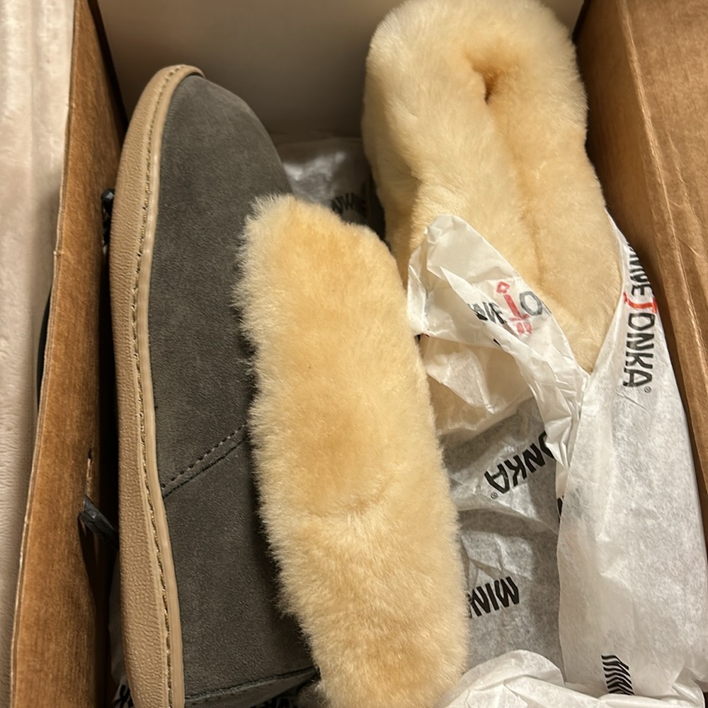 MINNETONKA women’s sheepskin ankle boot gray suede size 9 NWT - Picture 8 of 12
